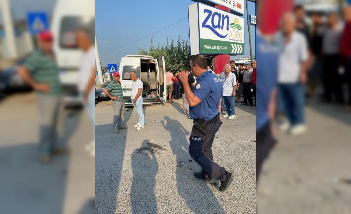 İşçi servisi ile otomobil çarpıştı: 15 yaralı