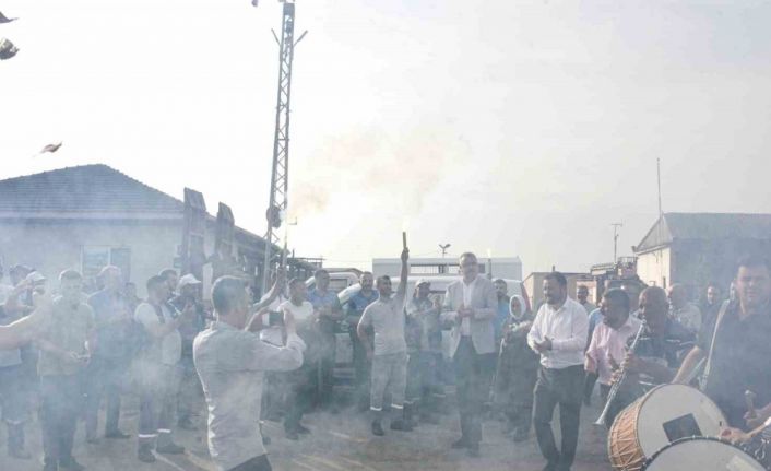 İşçiler zam kararını davul zurna ile kutladı