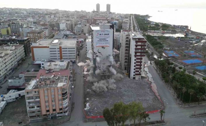 İskenderun’da 13 katlı bina patlatma yöntemiyle yıkıldı