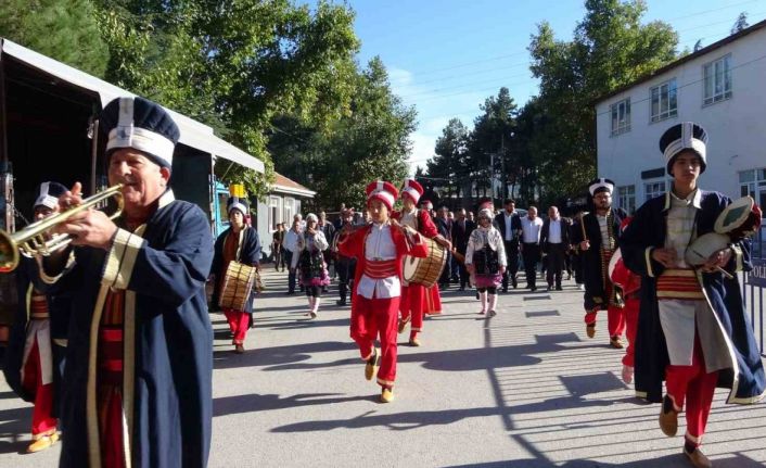 Isparta’da domates ve karanfil festivali başladı