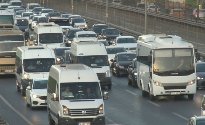 İstanbul’da eğitim öğretim döneminin başlamasıyla birlikte trafikte yoğunluk oluştu