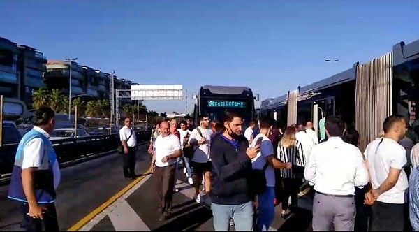 İstanbul’da metrobüs arıza yaptı, yolcular yürümek zorunda kaldı