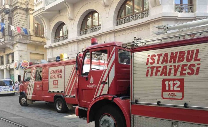 İstiklal Caddesi’nde yangın paniği: Cadde dumanla kaplandı