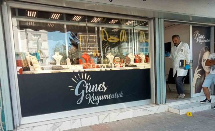 İzmir’de güpegündüz silahlı kuyumcu soygunu kamerada