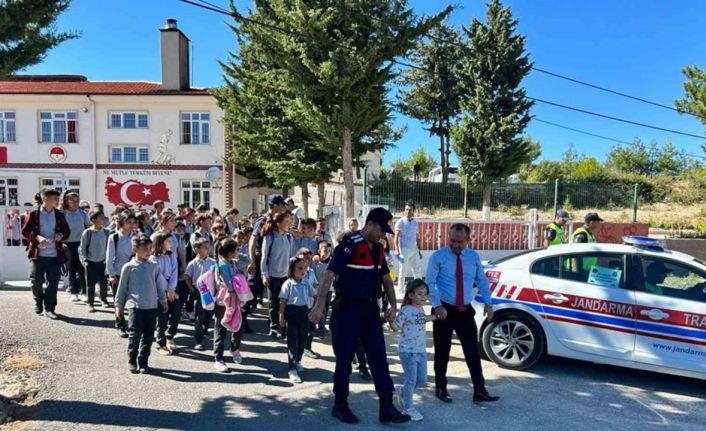 Jandarma okul önleri ve çevresinde güvenlik önlemlerini arttırdı