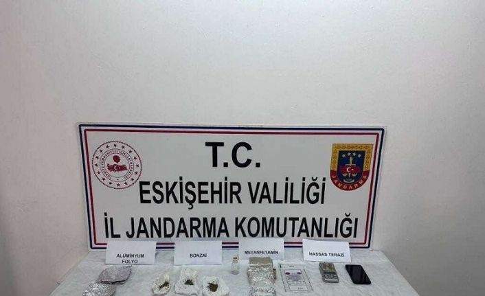 Jandarmanın şüphelendiği araçta farklı türlerde uyuşturucu madde ele geçirildi