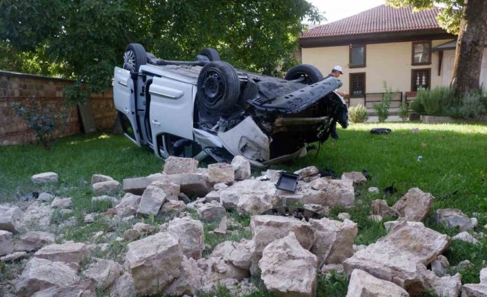 Kaçarken cami bahçesine uçan panelvan vinç yardımıyla kaldırıldı