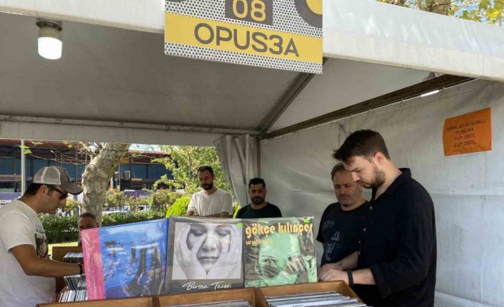 Kadıköy’de bu yıl plaklar Barış Manço anısına dönüyor