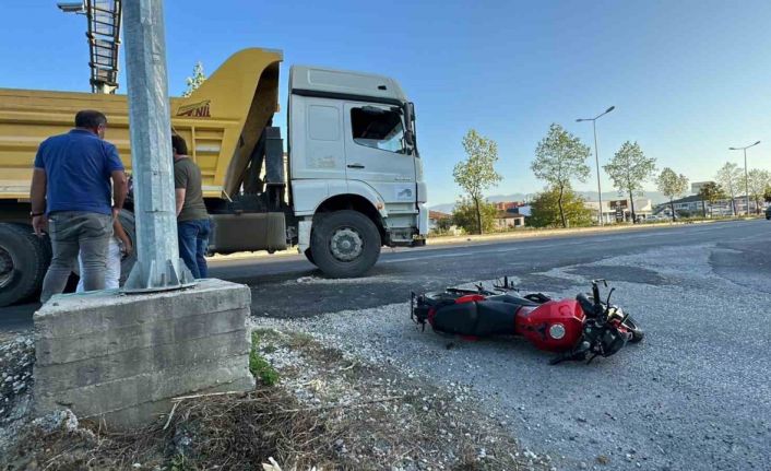 Kamyon ile motosiklet çarpıştı: 1 yaralı