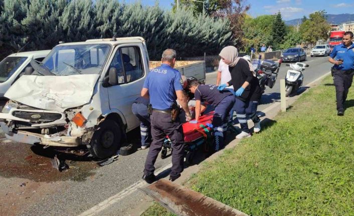 Kamyonet tıra arkadan çarptı