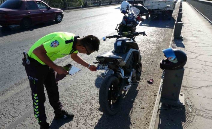 Kamyonete arkadan çarpan motosiklet sürücüsüne katlanır plaka cezası