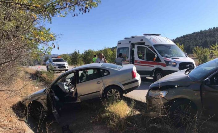 Karabük’te iki otomobil çarpıştı: 6 yaralı