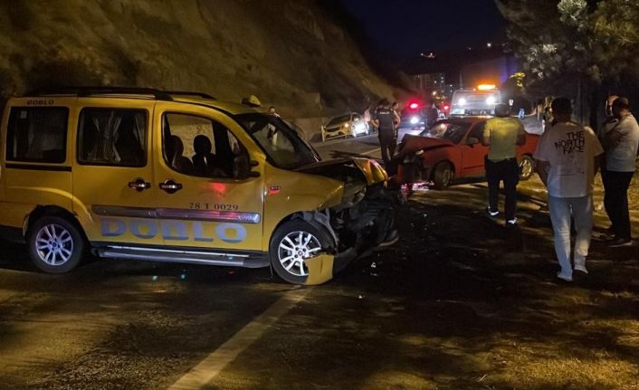 Karabük’te otomobil ile ticari taksi kafa kafaya çarpıştı: 3 yaralı