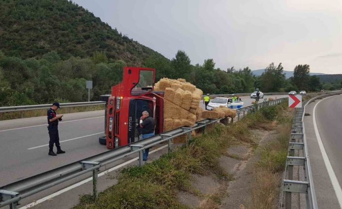 Karabük’te saman yüklü kamyon devrildi: 1 yaralı