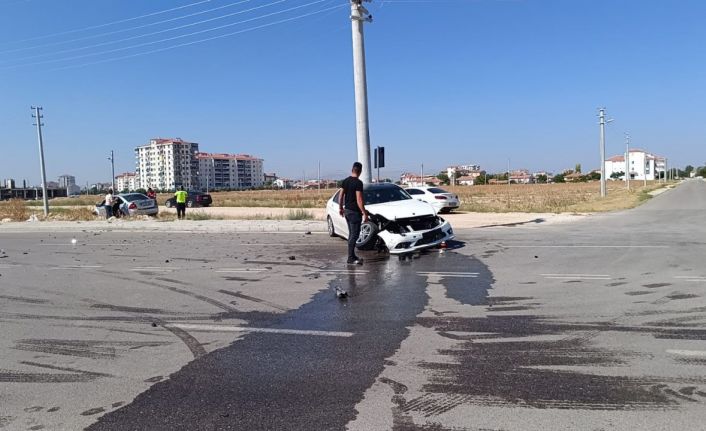 Karaman’da otomobiller çarpıştı: 2 yaralı