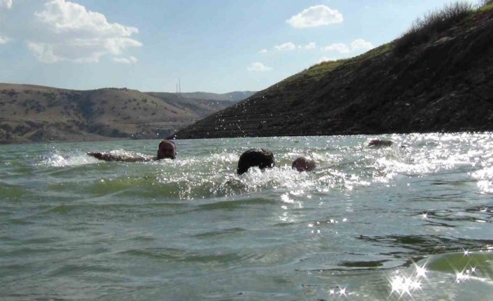 Kars’ta sıcaktan bunalan vatandaşlar barajda serinleniyor