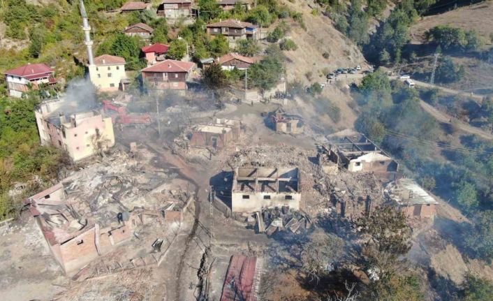 Kastamonu’da 10 ev, 3 ahırın yandığı yangın kontrol altına alındı