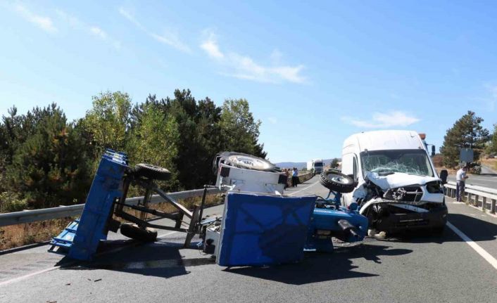 Kastamonu’da minibüs ile traktör çarpıştı: 2 yaralı