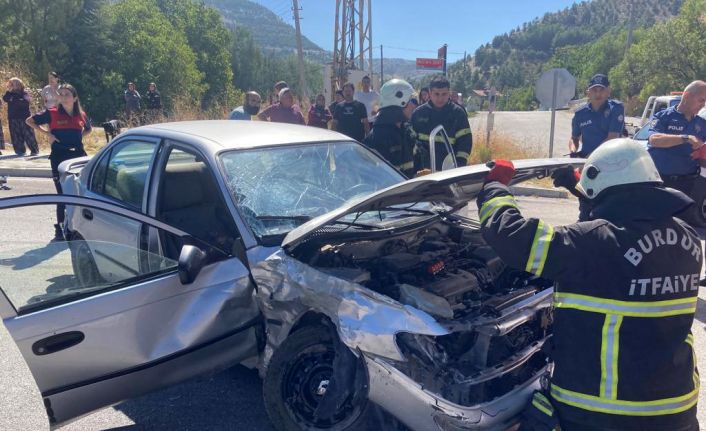 Kavşağa kontrolsüz giren otomobile başka bir otomobil çarptı: 3 yaralı