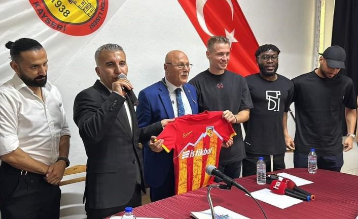 Kayserisporlu futbolcular öğrencilerle buluşup halay çekti