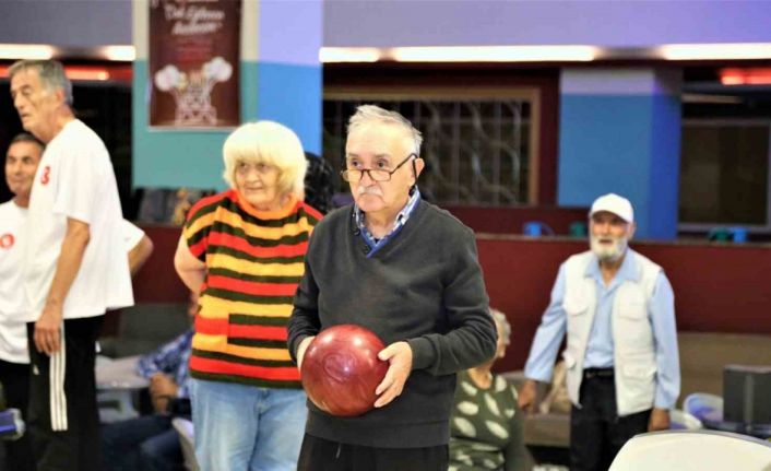 Keçiören’de huzurevi sakinleri bowling oynadı
