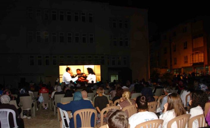 Kendi hayatını sahne alan filmi duygu dolu gözlerle izledi