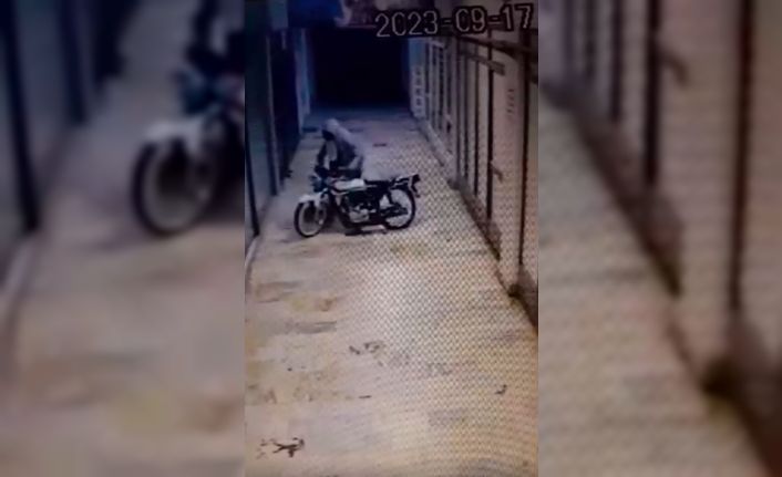 Kentin göbeğindeki motosiklet hırsızlığı güvenlik kamerasında