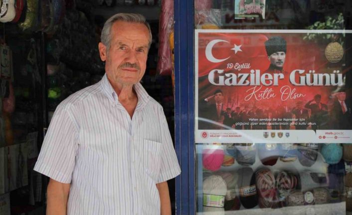 Kıbrıs Gazisi Ballıoğlu, astığı afişlerle gaziliğin önemine dikkat çekiyor