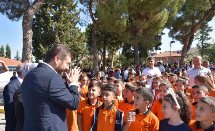 Kitaplar devletten, kırtasiyeler  Sındırgı Belediyesi’nden