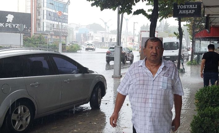 Kocaeli’de sağanak yağmur hayatı olumsuz etkiledi, caddeler sular altında kaldı