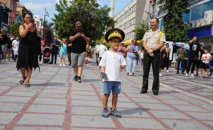 Kolordu bandosunun konserinde 5 yaşındaki Kartal şeflik yaptı