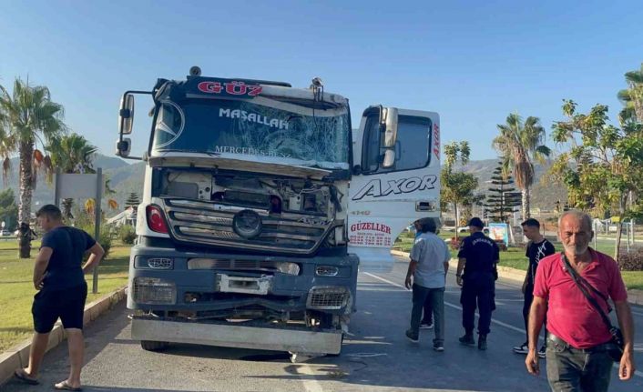 Kontrolden çıkan beton mikseri, önüne geleni yıkıp geçti