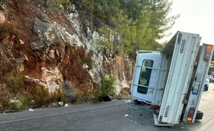 Kontrolden çıkan kamyonet yan yattı: 1 yaralı