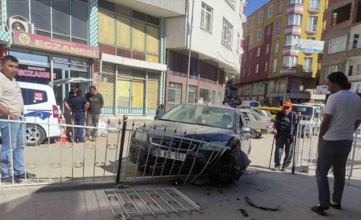 Kontrolden çıkan otomobil cami avlusuna daldı