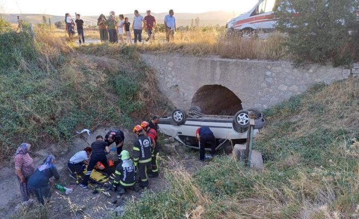 Kontrolden çıkan otomobil su kanalına uçtu: 3 yaralı