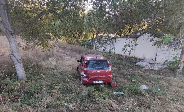 Kontrolden çıkan otomobil tarlaya girdi: 2 yaralı