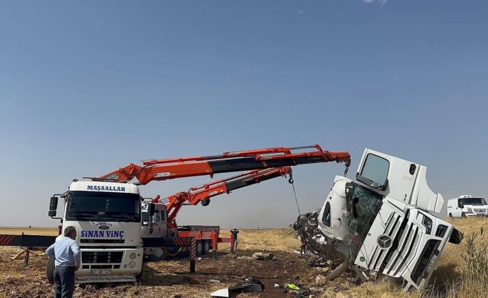 Kontrolden çıkan tır devrildi: 1 kişi yaralandı