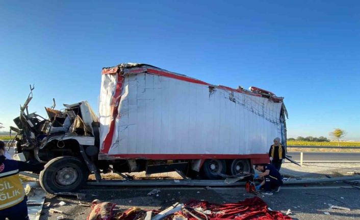 Konya’da kamyon bariyerlere çarptı: 1 ölü, 1 yaralı