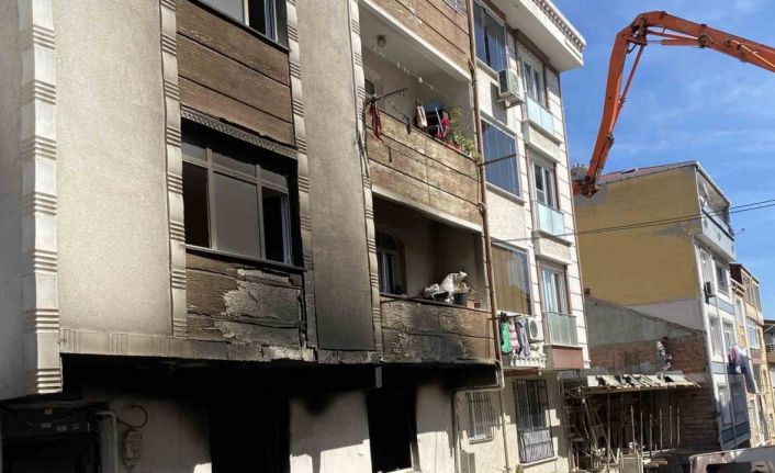 Küçükçekmece’de yangın: 15 kişi itfaiye tarafından kurtarıldı