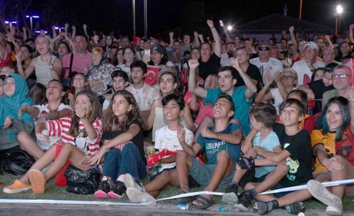 Kuşadası A Milli Kadın Voleybol Takımı için tek yürek oldu