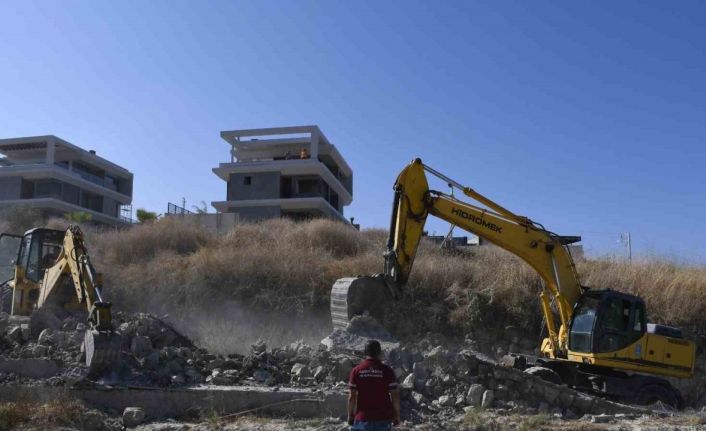 Kuşadası Belediyesi kaçak yapılaşmaya geçit vermiyor