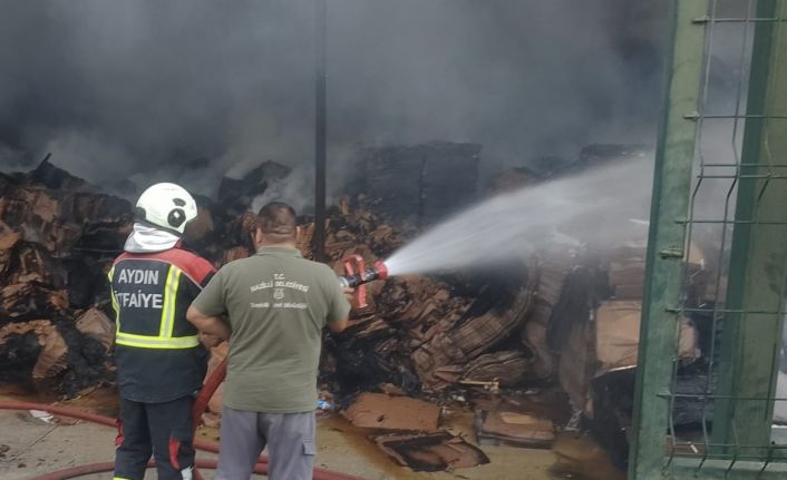 Kuyucak’taki yangının söndürme çalışmalarına Nazilli Belediyesi’nden destek