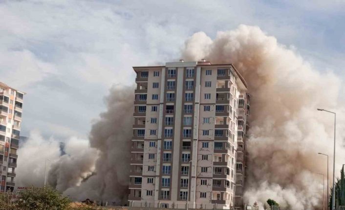 Malatya’da yüksek katlı binaların patlayıcı ile yıkımı sürüyor