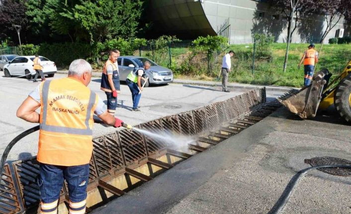 Mamak Belediyesi mazgalları temizliyor