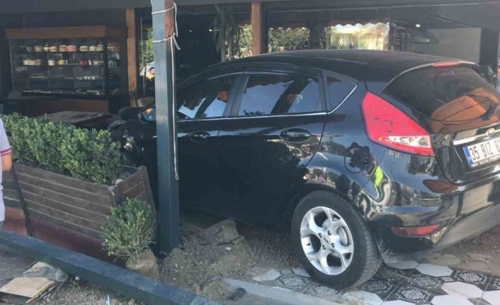 Manisa’da kontrolden çıkan araç kafeye daldı: 2 yaralı