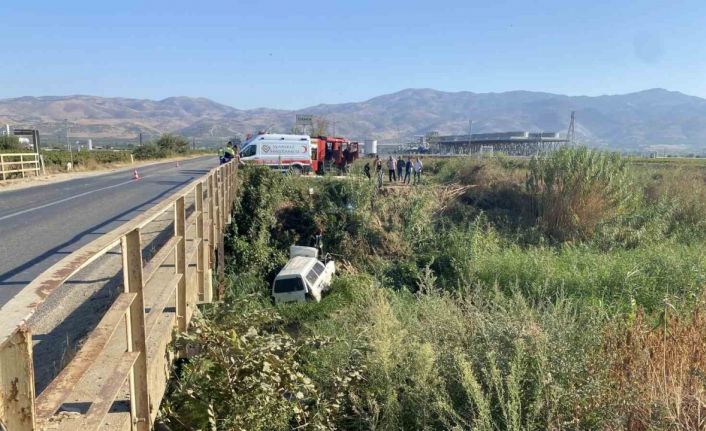 Manisa’da minibüs dereye uçtu: 1 ağır yaralı