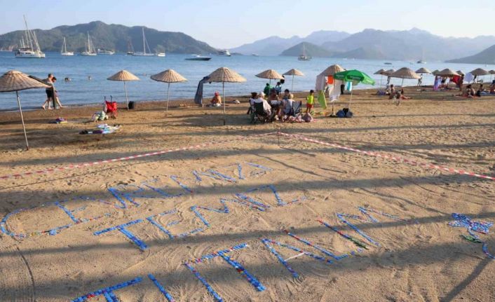 Marmaris’te plastik kapaklarla çevre mesajı verildi