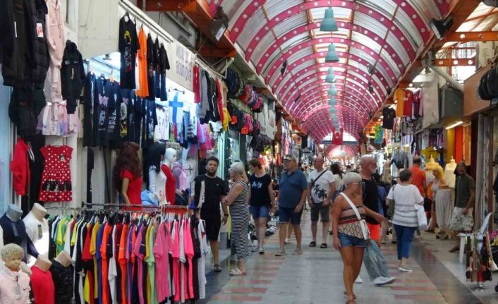 Marmaris’te sağanağın ardından, güneşli hava turistleri çarşıya akın ettirdi