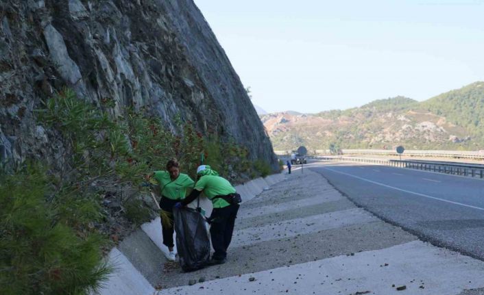 Marmaris’te yoldan geçenlerin attığı çöpler temizlendi