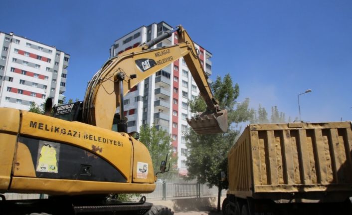 Melikgazi Genelinde Taşkın Suyu Kanallarında Temizlik Yapıldı